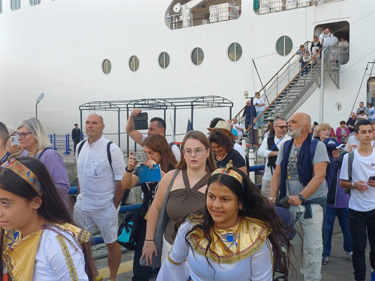 ميناء بورسعيد يستقبل سفينة سياحية عملاقة 