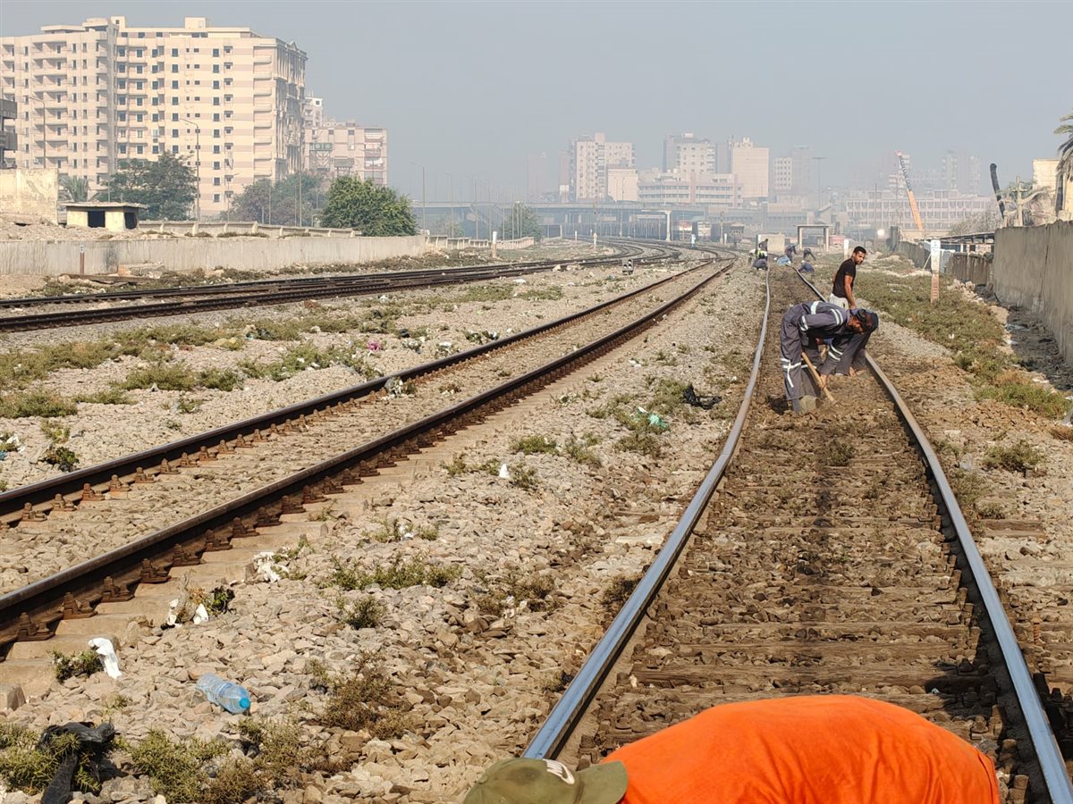 إصلاح تلف بقضبان السكة الحديد بشبرا الخيمة