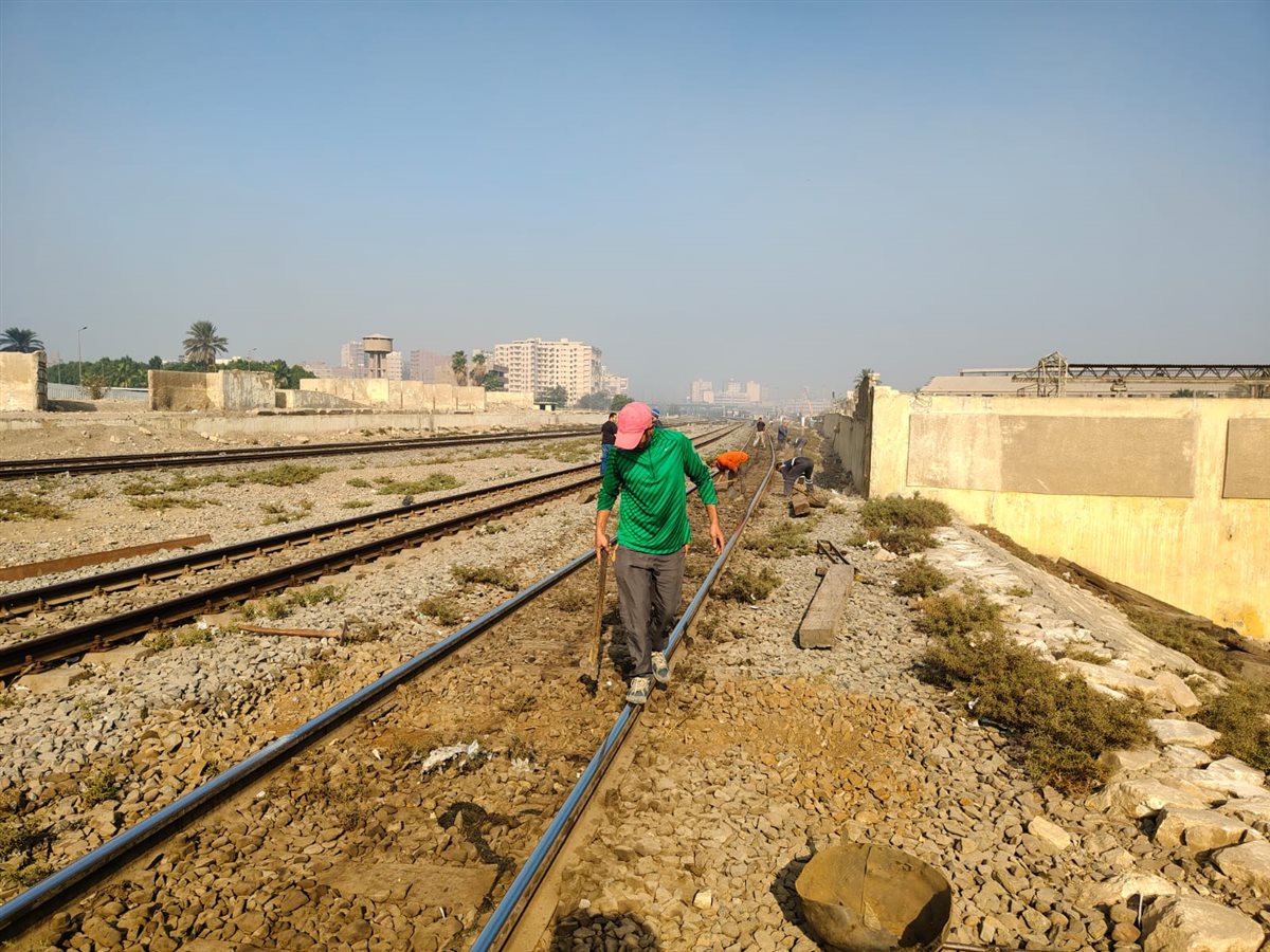 إصلاح تلف بقضبان السكة الحديد بشبرا الخيمة