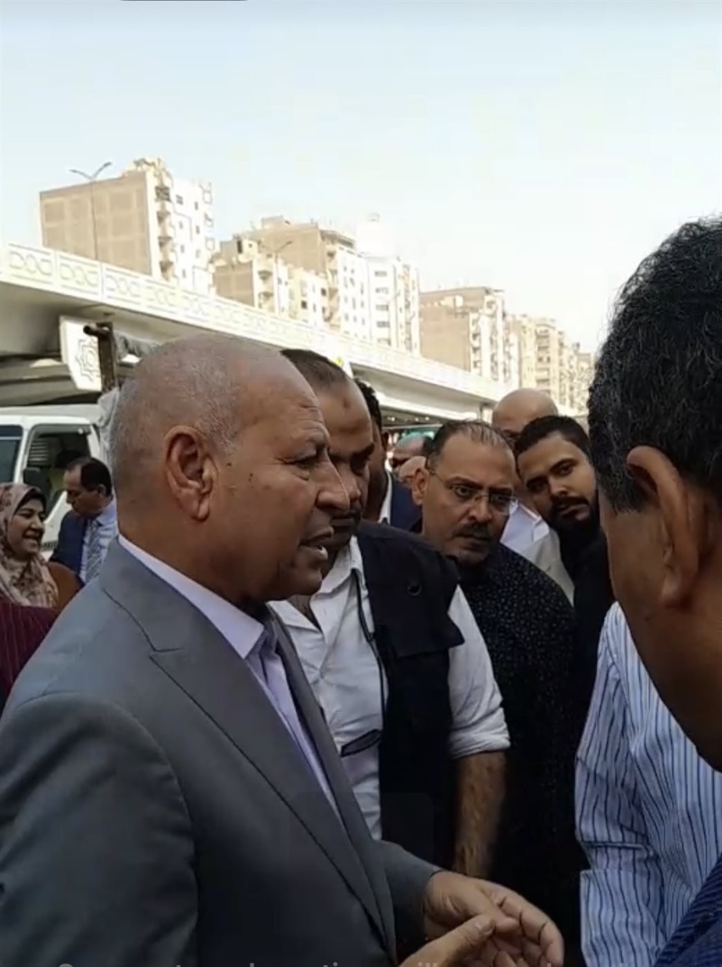 محافظ القاهرة خلال سماعه شكوى المواطن