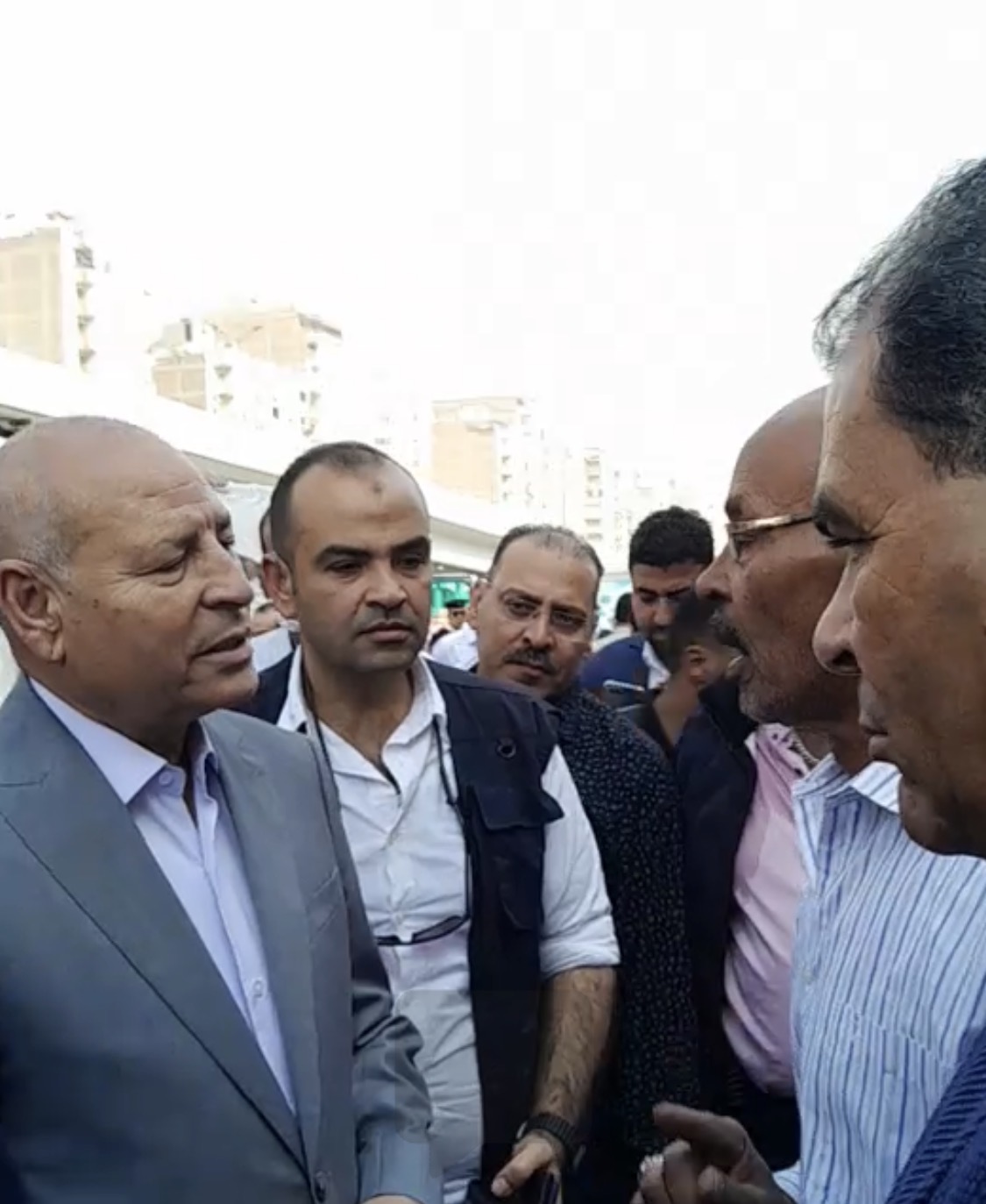 محافظ القاهرة خلال سماعه شكوى المواطن