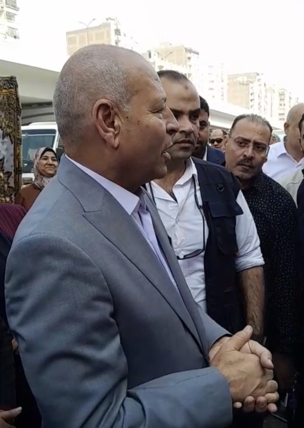 محافظ القاهرة خلال سماعه شكوى المواطن