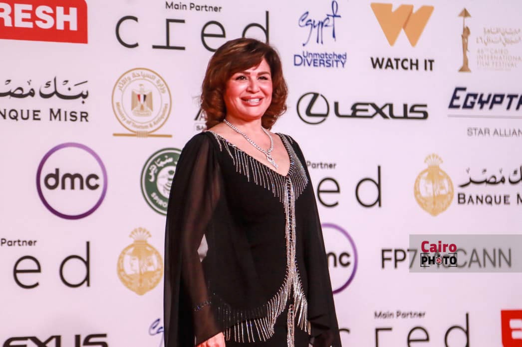 ليلى علوي وصابرين وزينة.. نجمات الفن يتألقن على ريد كاربت فيلم بنات الباشا بمهرجان القاهرة السينمائي