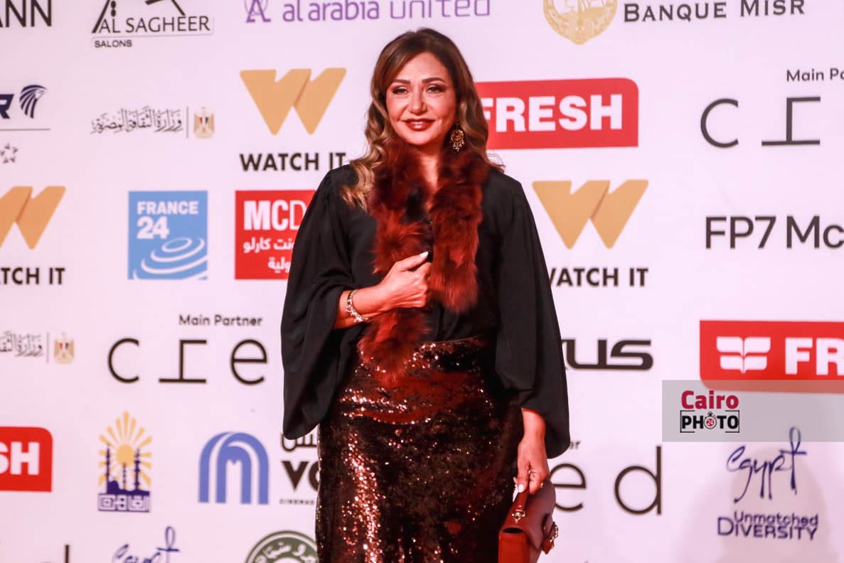 ليلى علوي وصابرين وزينة.. نجمات الفن يتألقن على ريد كاربت فيلم بنات الباشا بمهرجان القاهرة السينمائي