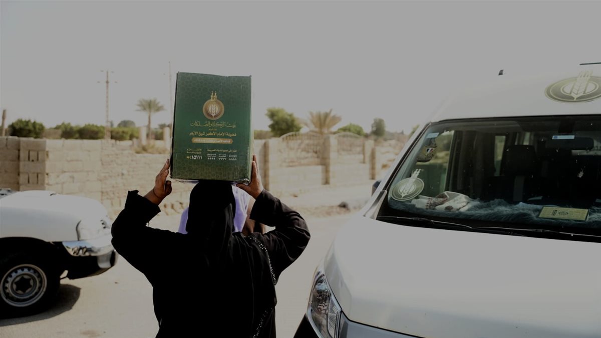 بيت الزكاة يوزع عشرات الآلاف البطاطين والألحفة والمواد الغذائية بمحافظات مدن القناة 