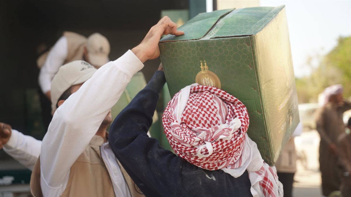 بيت الزكاة يوزع عشرات الآلاف البطاطين والألحفة والمواد الغذائية بمحافظات مدن القناة 