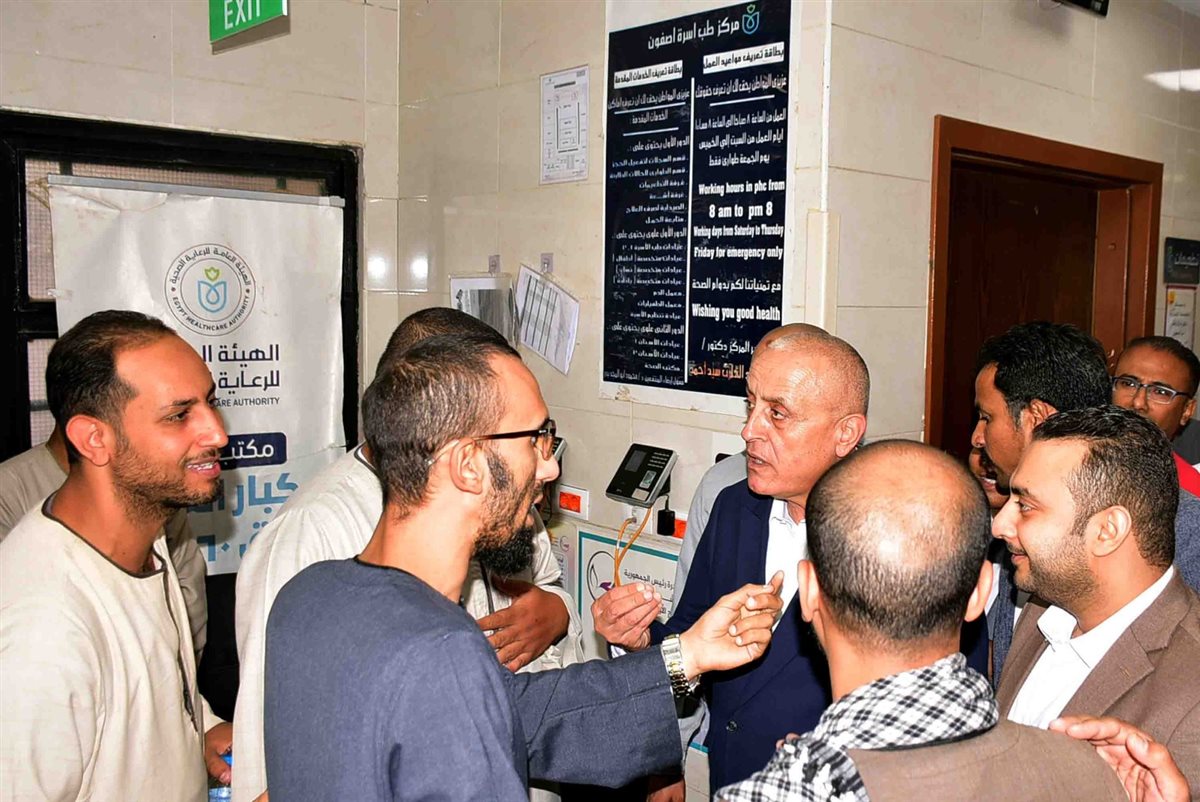 محافظ الأقصر يتابع توفر الأمصال بالوحدة الصحية 