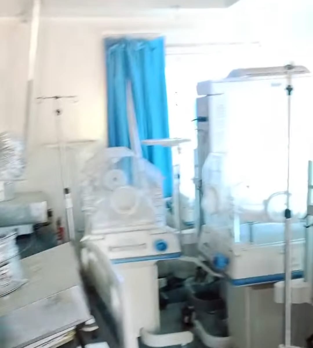 اجهزة طبية غطاها التراب بمركز الكيمان بإسنا 