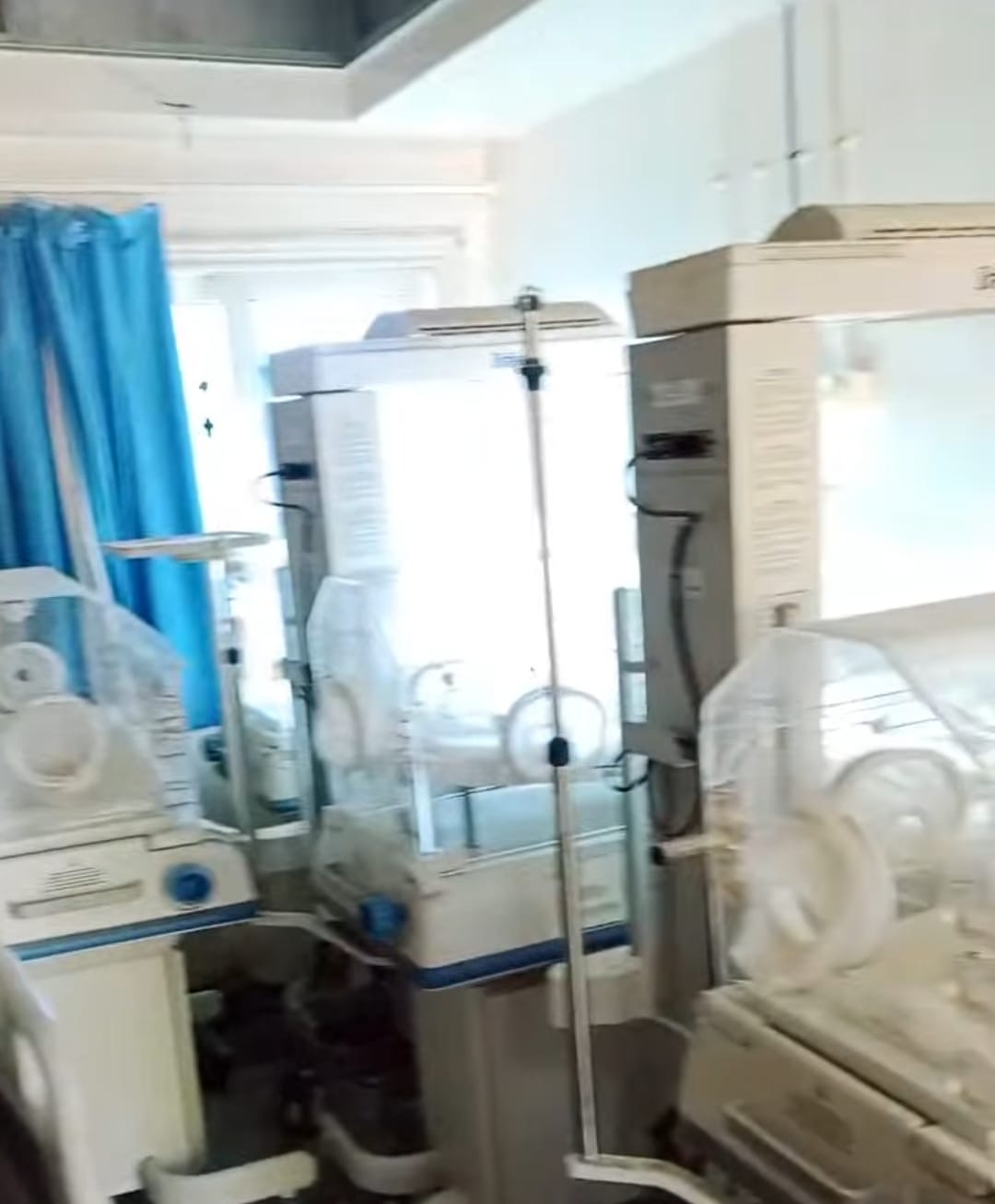 اجهزة طبية غطاها التراب بمركز الكيمان بإسنا 