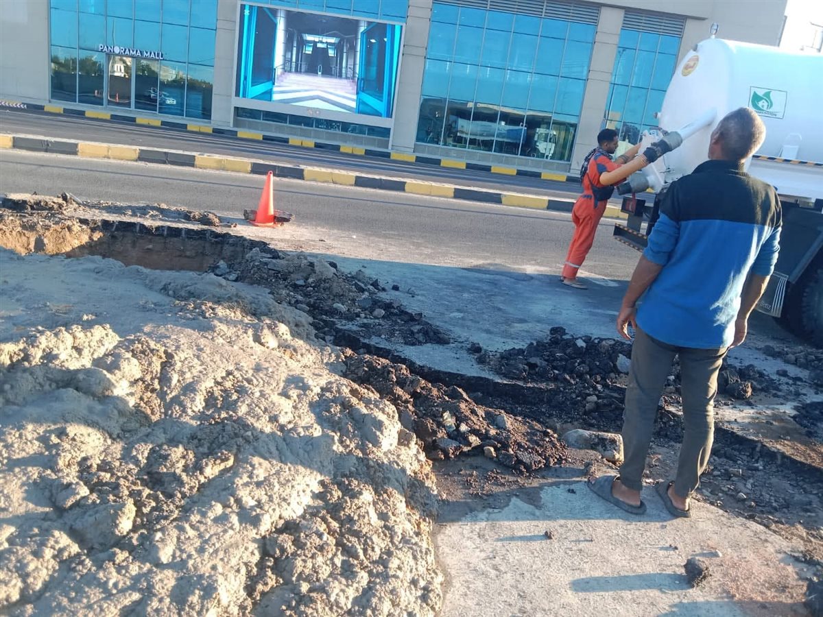 أعمال الصيانة بخط مياه كورنيش الغردقة 