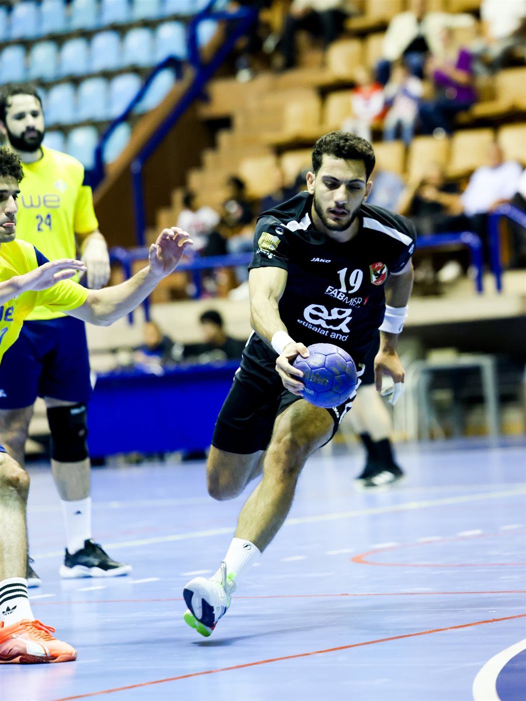 يد الأهلي يفوز على الجزيرة بدوري المحترفين 