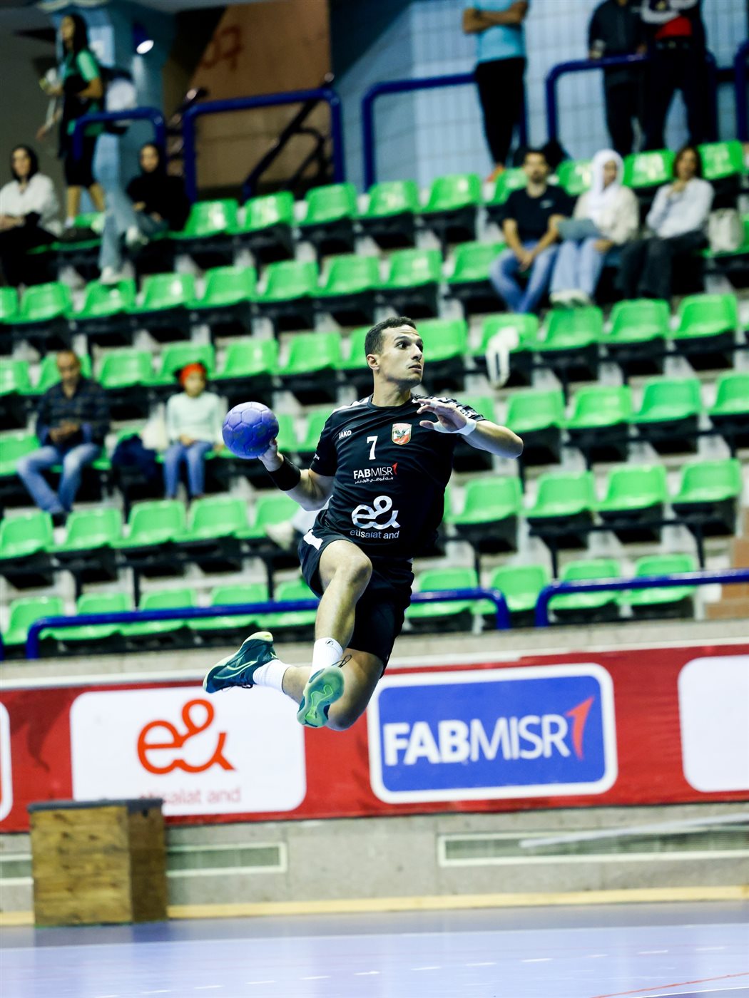 يد الأهلي يفوز على الجزيرة بدوري المحترفين 