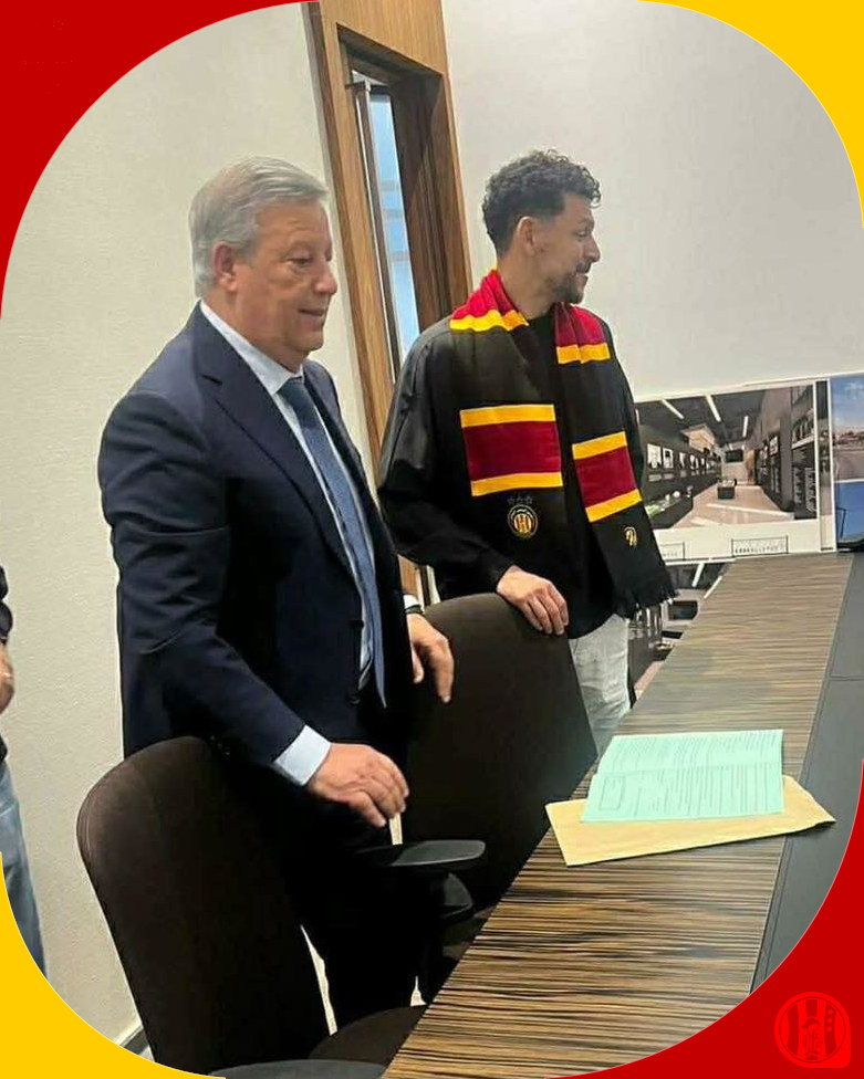 المساكني أثناء توقيع عقود انضمامه إلى الترجي