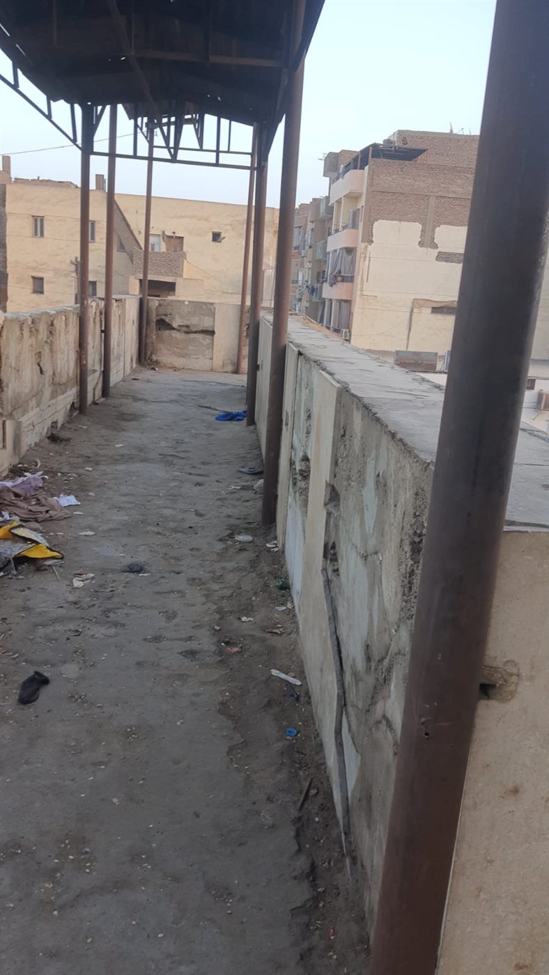 وضع مزري لكوبري المشاة فوق السكة الحديد بالأقصر&nbsp;