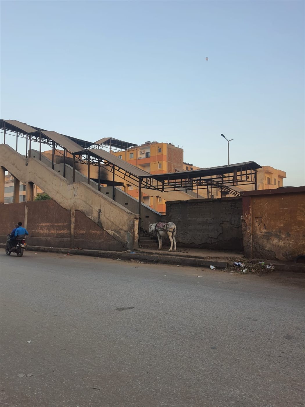 وضع مزري لكوبري المشاة فوق السكة الحديد بالأقصر&nbsp;