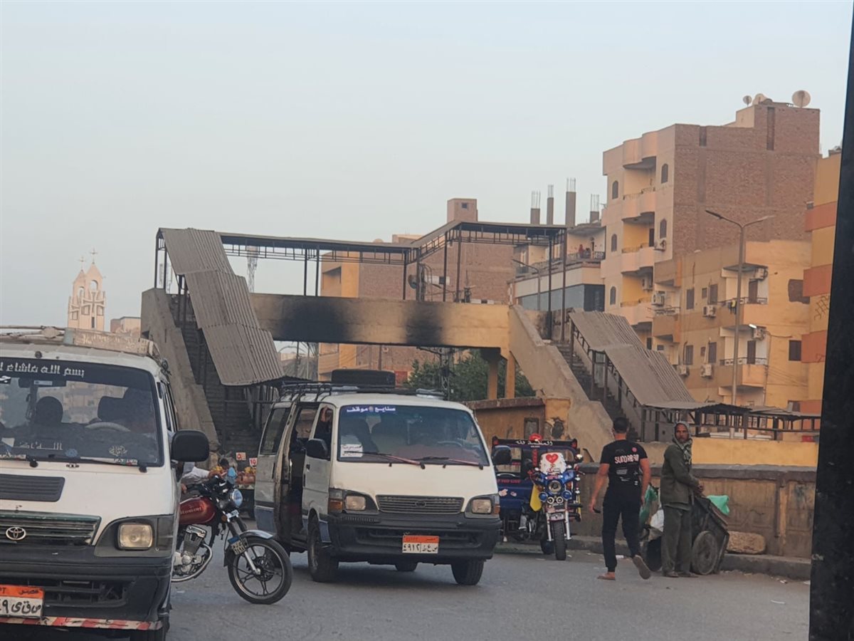 وضع مزري لكوبري المشاة فوق السكة الحديد بالأقصر&nbsp;