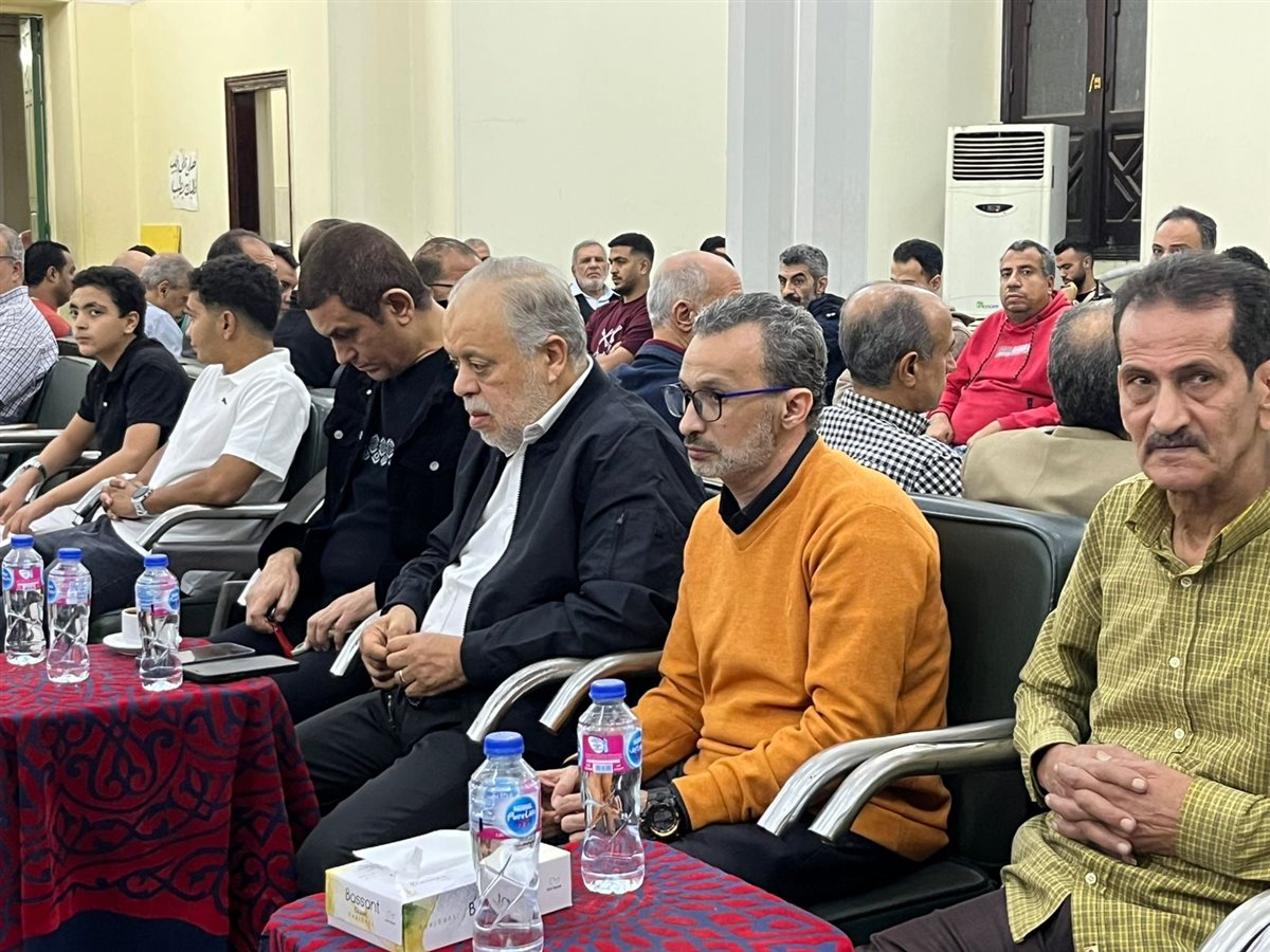  أشرف زكي وفنانو السيرك المصري يودّعون أشرف الجريسي في مسجد الكواكبي