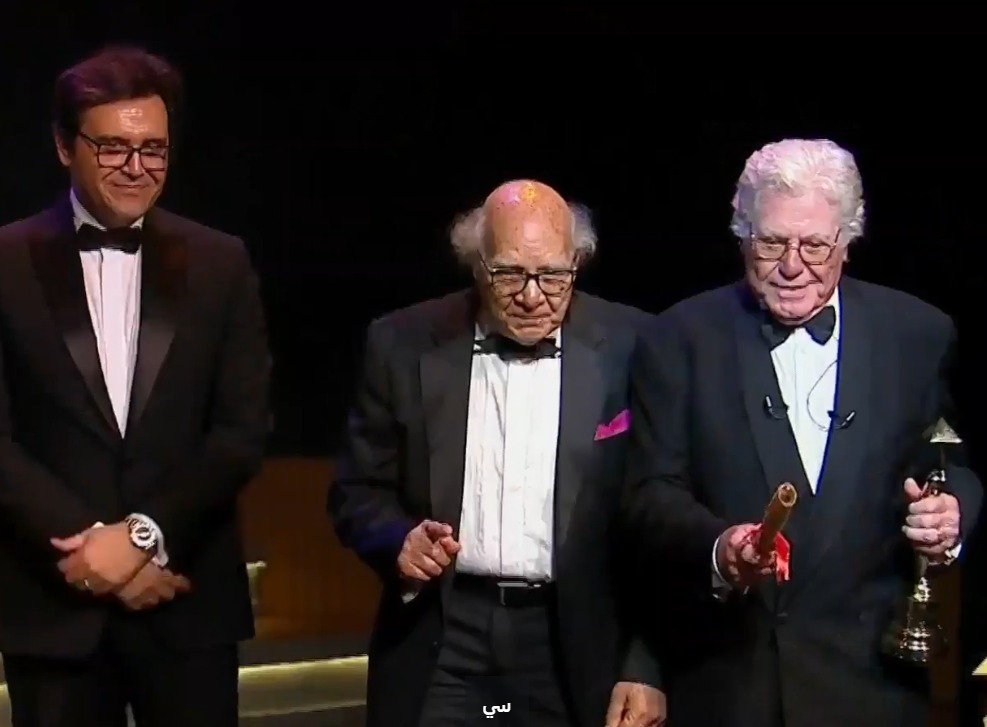 مدير التصوير محمود عبد السميع يحصد جائزة الهرم الذهبي لإنجاز العمر في ختام مهرجان القاهرة السينمائي