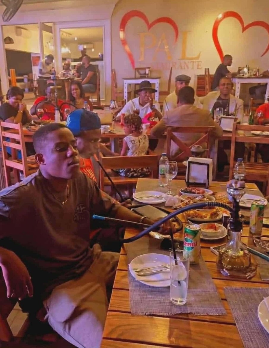 <strong>صورة منسوبة لـ شيكو بانزا وهو يدخن الشيشة </strong>