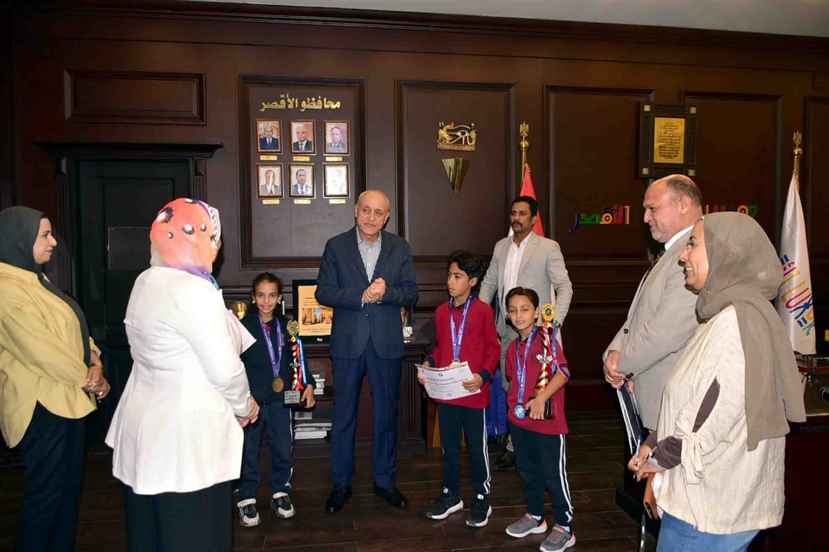 محافظ الأقصر يستقبل المتفوقين من الطلاب 