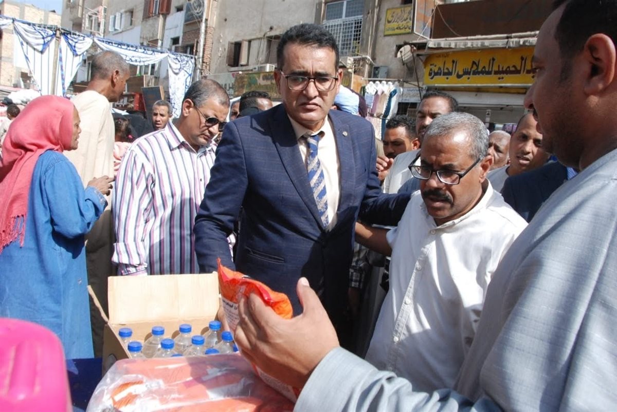 افتتاح سوق اليوم الواحد بإسنا 