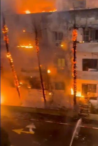 حريق هائل يلتهم مبنى سكنى بـ تل أبيب