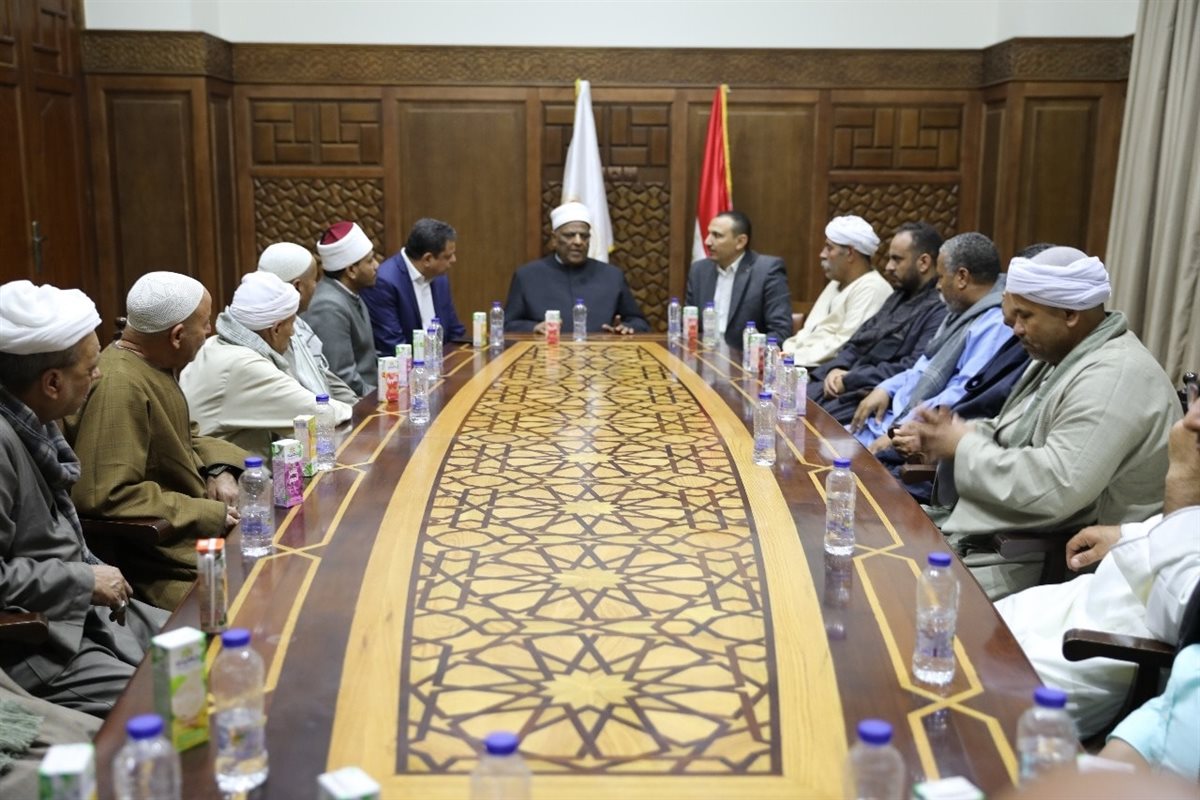 <strong>لجنة المصالحات بالأزهر تنهي مصالحة ثأرية استمرت لسنوات بين عائلتين بالجيزة</strong>