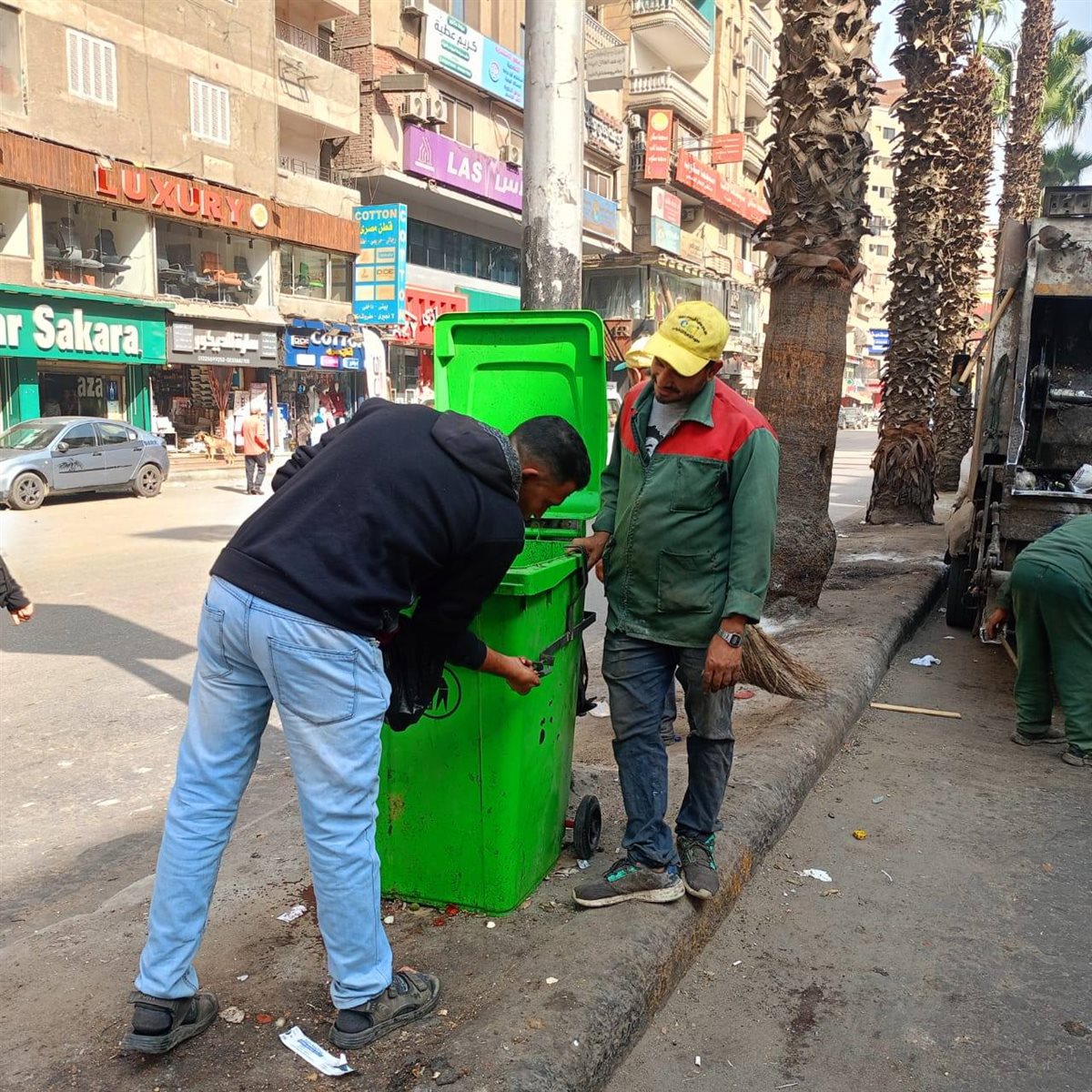 وضع صناديق قمامة 