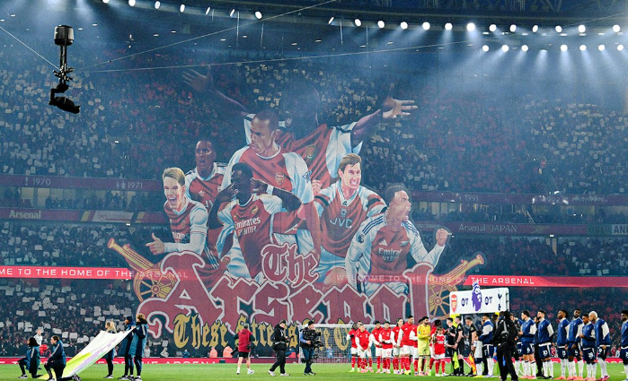 <strong>تيفو جماهير أرسنال في مباراة ديربي شمال لندن في بريميرليج أمام توتنهام</strong>