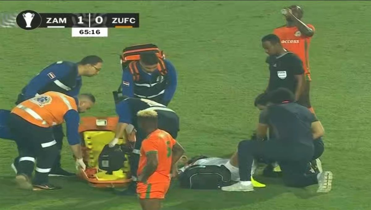 يغادر في سيارة إسعاف.. دونجا يغادر مباراة الزمالك وزيسكو الزامبي مصابا ومحمود جهاد بديلا له