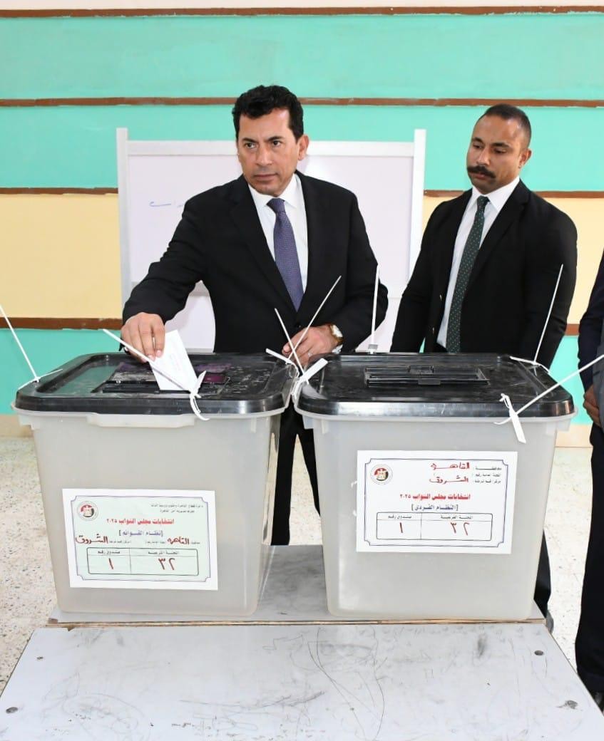 الدكتور أشرف صبحي يدلي بصوته  في انتخابات مجلس النواب 2025