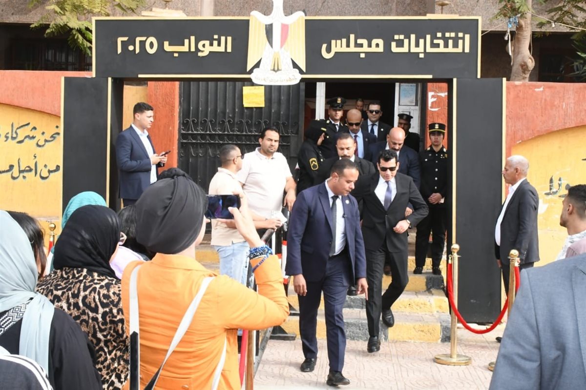 أثناء إدلاء أشرف صبحي بصوته في انتخابات مجلس النواب 2025