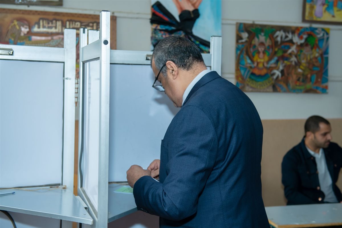 وزير الدولة للإنتاج الحربي يدلي بصوته في انتخابات مجلس النواب<br> 
