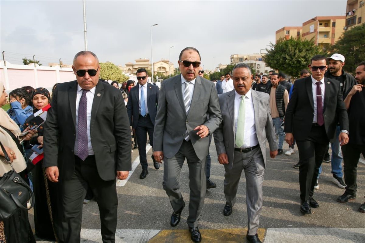 وزير قطاع الأعمال يدلي بصوته في انتخابات النواب 2025 بمدرسة سيزا نبراوي بالقاهرة الجديدة