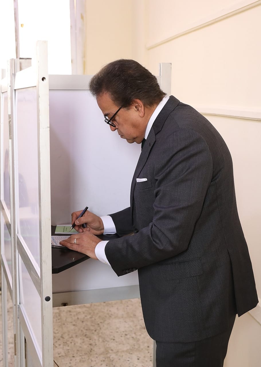  نائب رئيس مجلس الوزراء وزير الصحة يدلي بصوته في الانتخابات البرلمانية 2025 