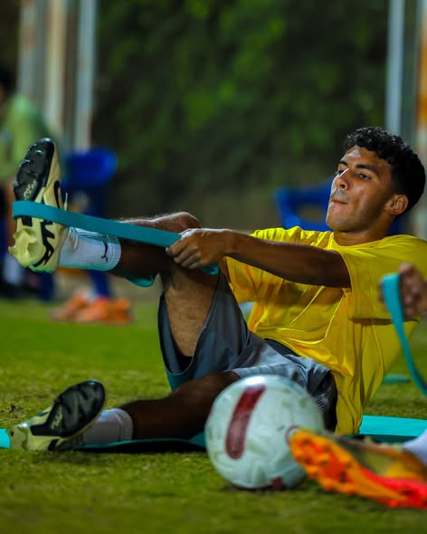 عمر طارق لاعب فريق الشباب