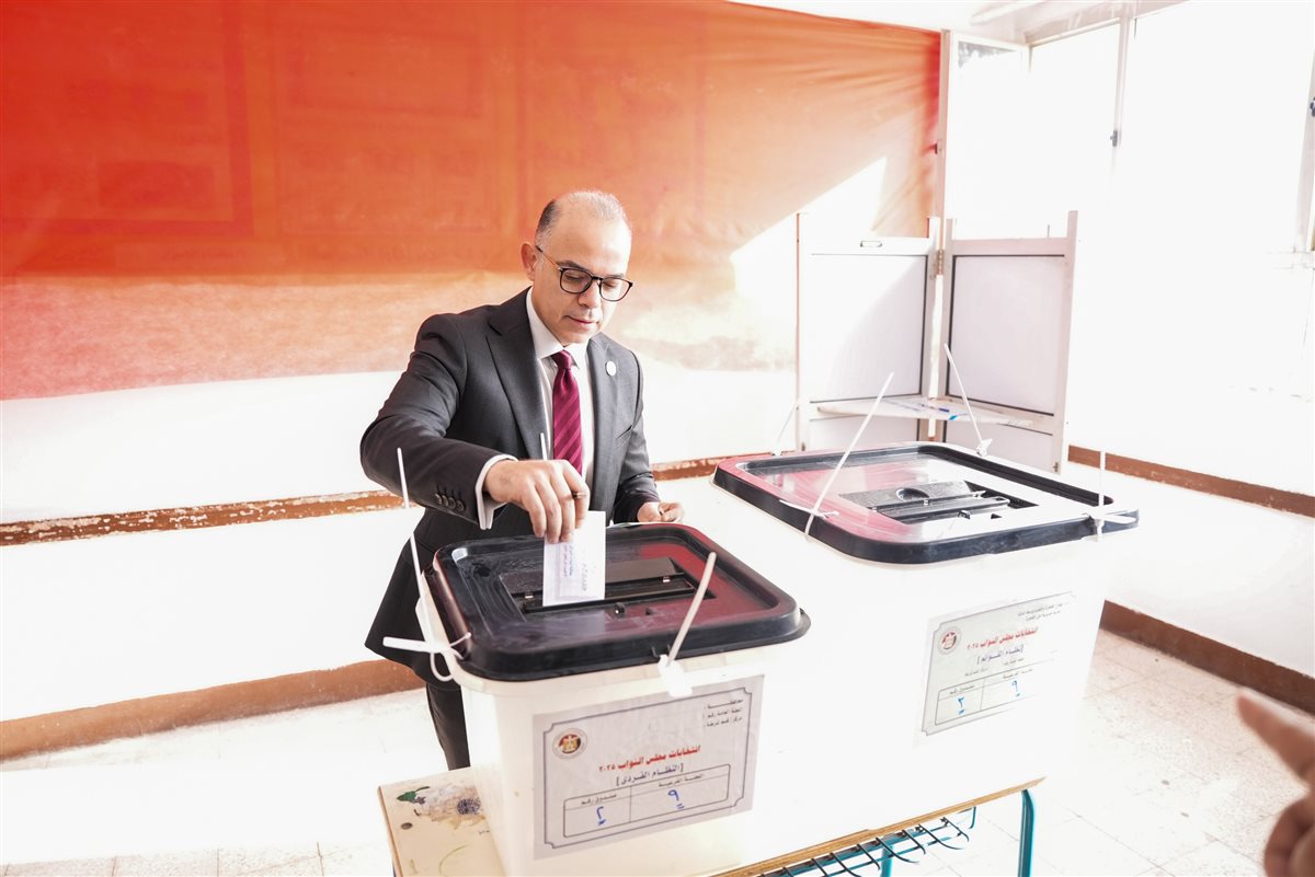 رئيس هيئة الرقابة المالية خلال الإدلاء بصوته في انتخابات مجلس النواب 2025