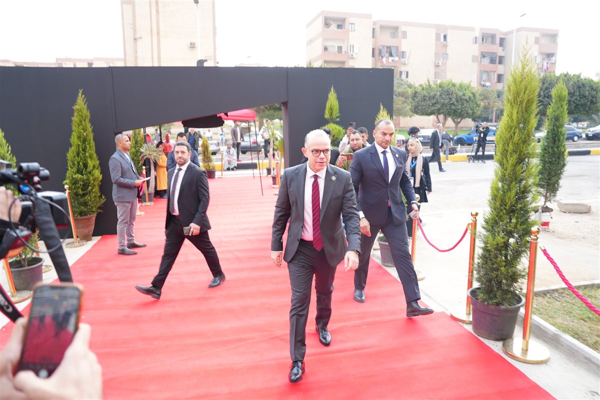 رئيس هيئة الرقابة المالية خلال الإدلاء بصوته في انتخابات مجلس النواب 2025