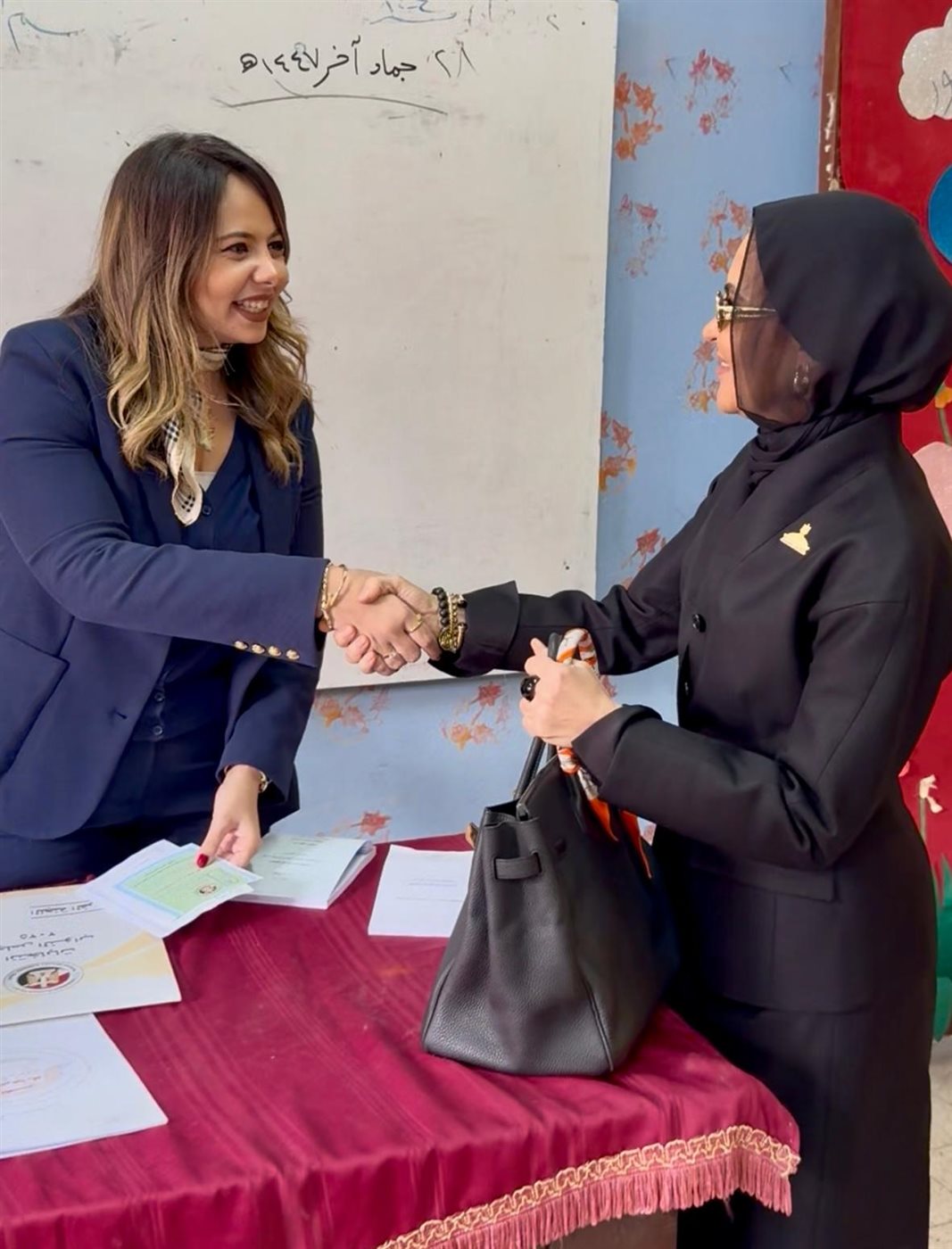 الدكتورة سحر نصر تدلي بصوتها فى انتخابات