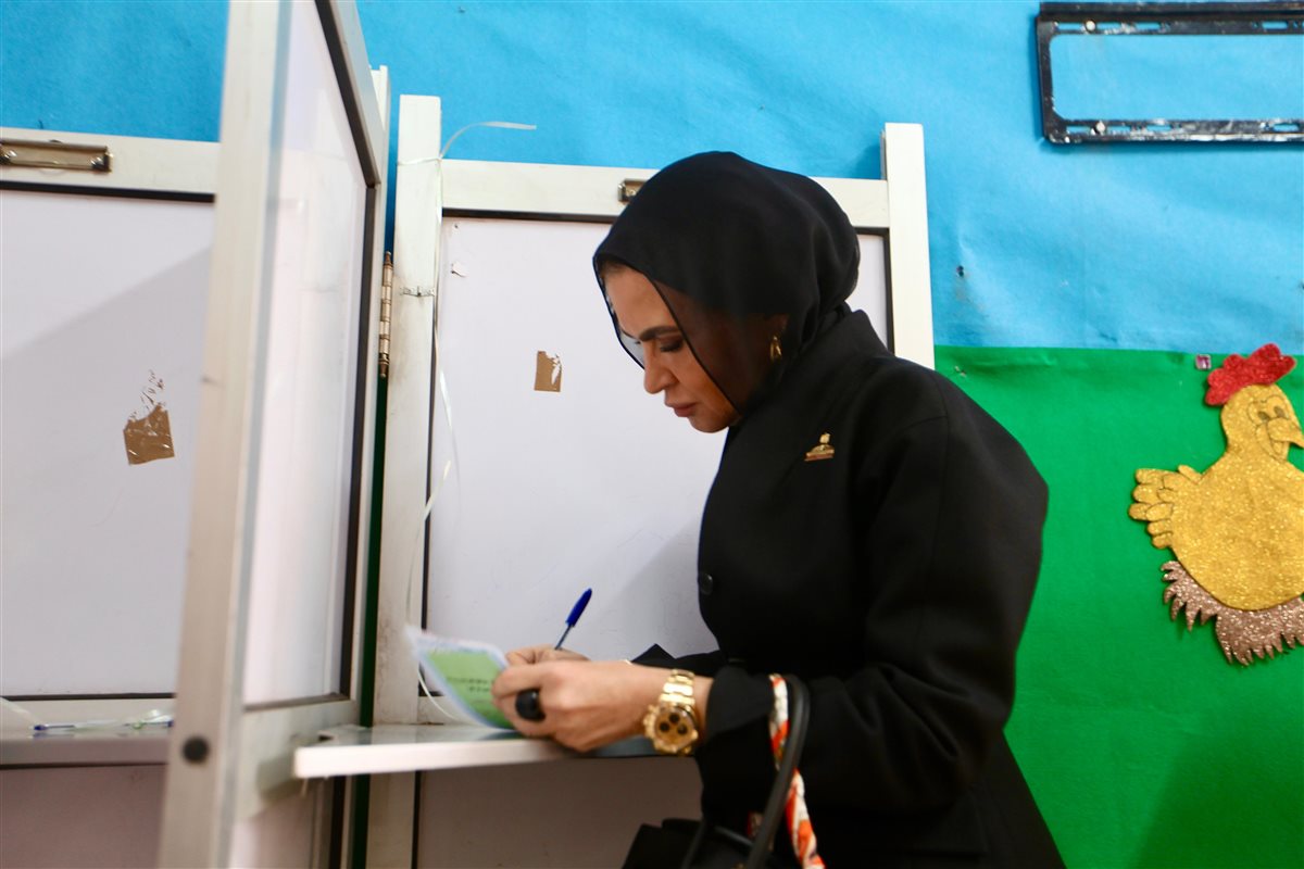 الدكتورة سحر نصر تدلي بصوتها فى انتخابات