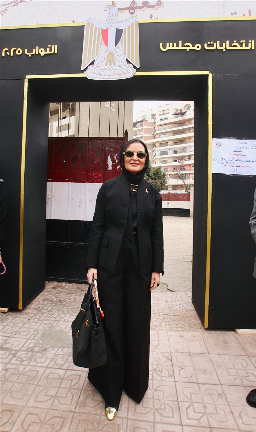 الدكتورة سحر نصر تدلي بصوتها فى انتخابات