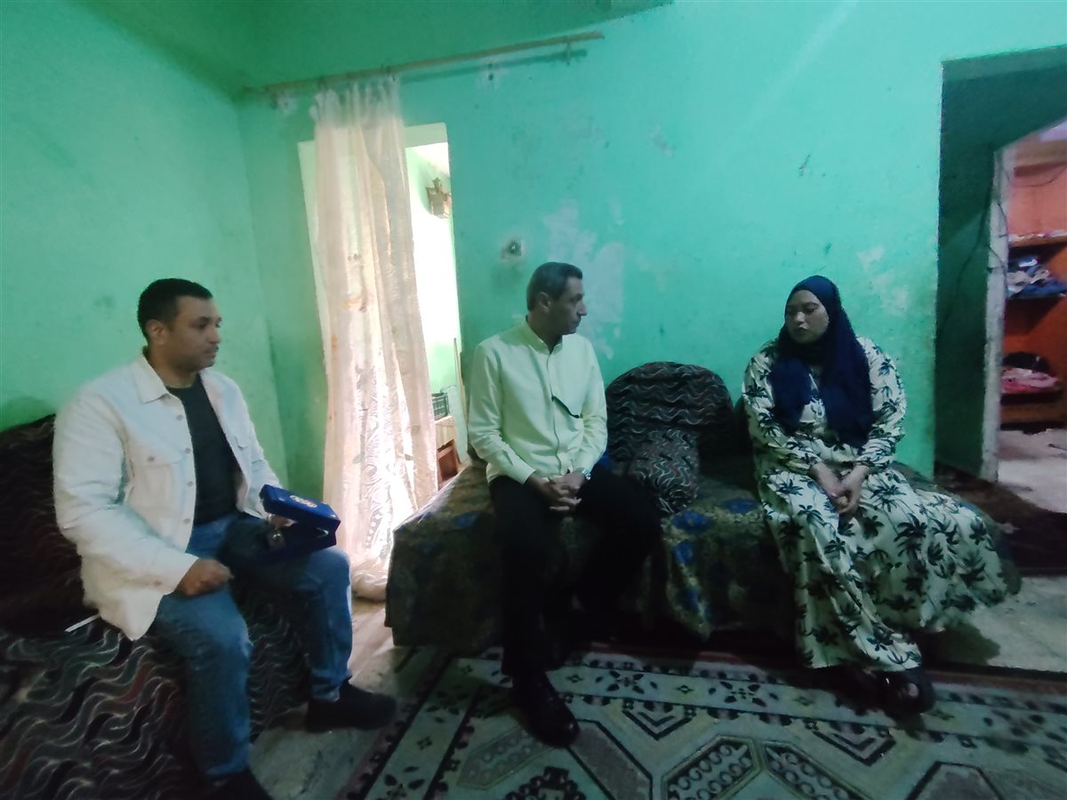 محافظ السويس يزور السيدة أم أسامة