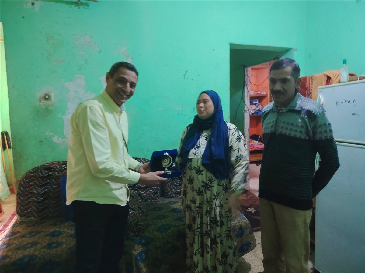 محافظ السويس في منزل السيدة