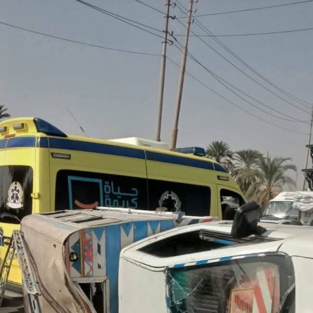 إنقلاب سيارة كبود على كوبري الخزان بإسنا وإصابة 5 أشخاص ونقلهم لمستشفى طيبة التخصصي