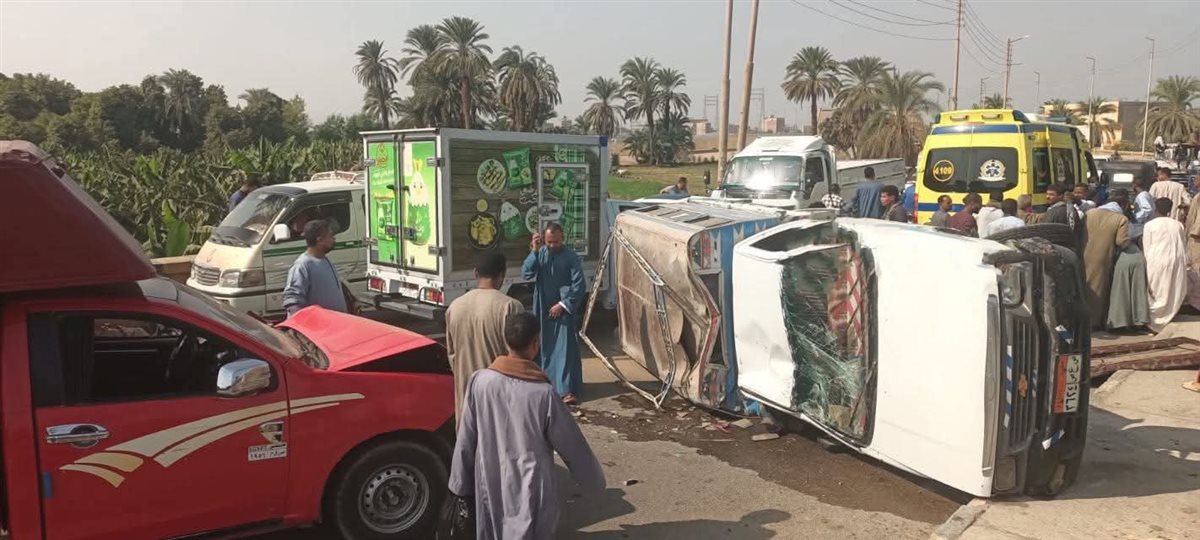 إنقلاب سيارة كبود على كوبري الخزان بإسنا وإصابة 5 أشخاص ونقلهم لمستشفى طيبة التخصصي