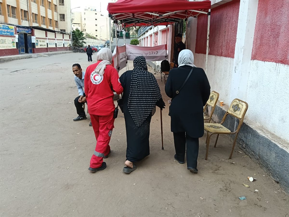 الهلال الأحمر المصري يشارك في تقديم الدعم اللازم للناخبين خلال انتخابات النواب