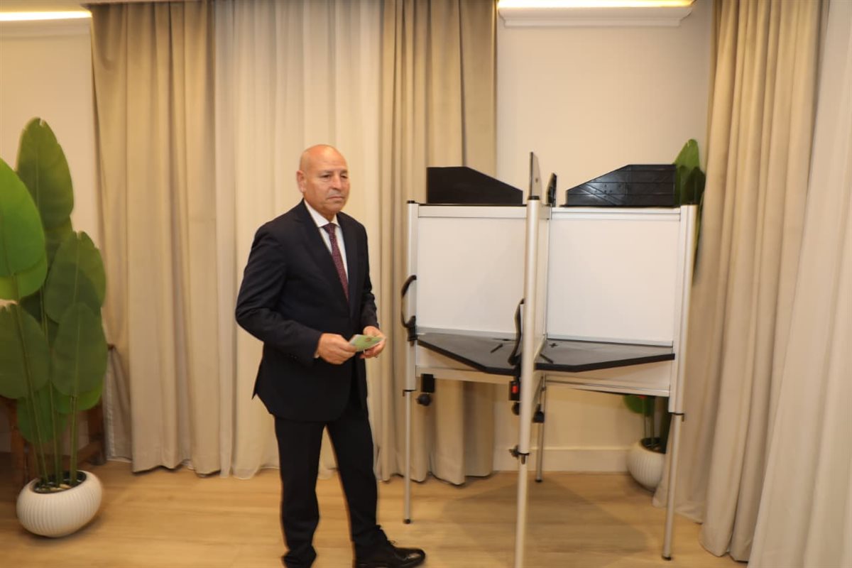 محافظ القاهرة يدلي بصوته في انتخابات مجلس النواب
