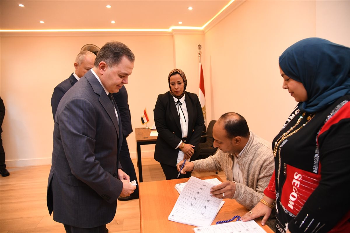 <strong>وزير الداخلية يدلى بصوته فى إنتخابات مجلس النواب</strong>