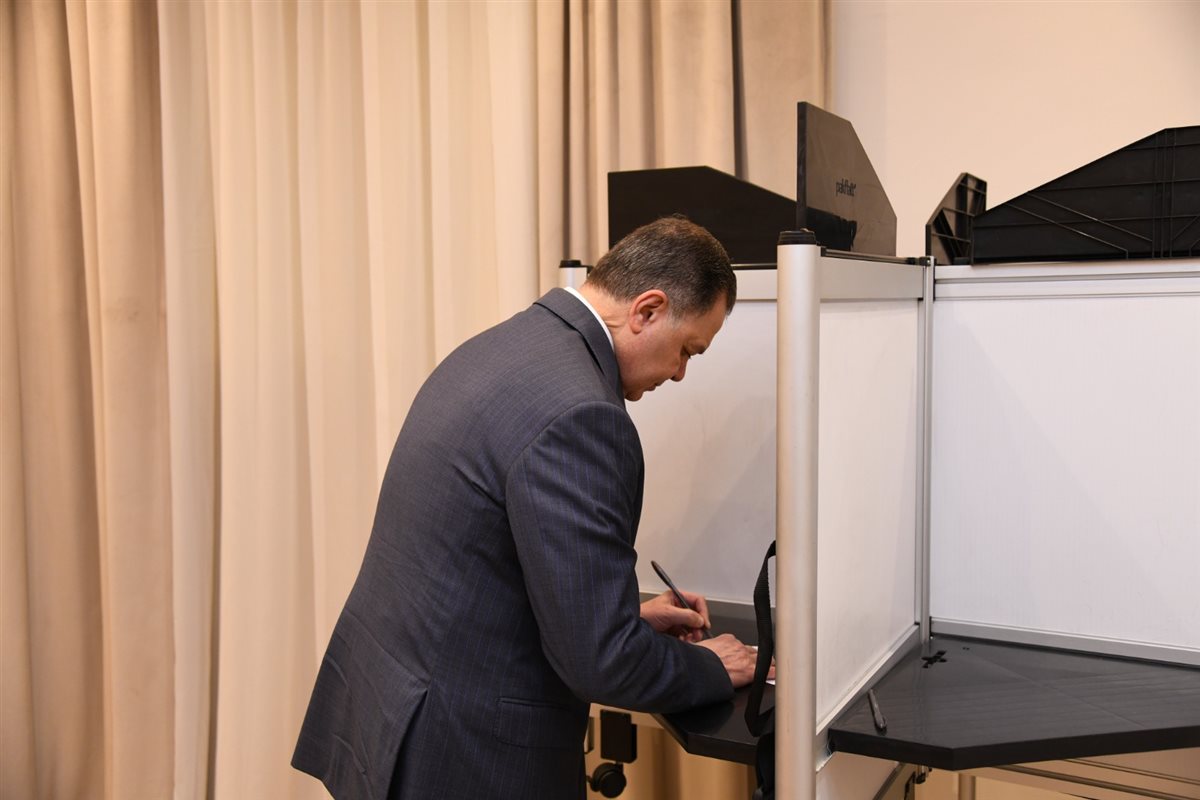 <strong>وزير الداخلية يدلى بصوته فى إنتخابات مجلس النواب</strong>