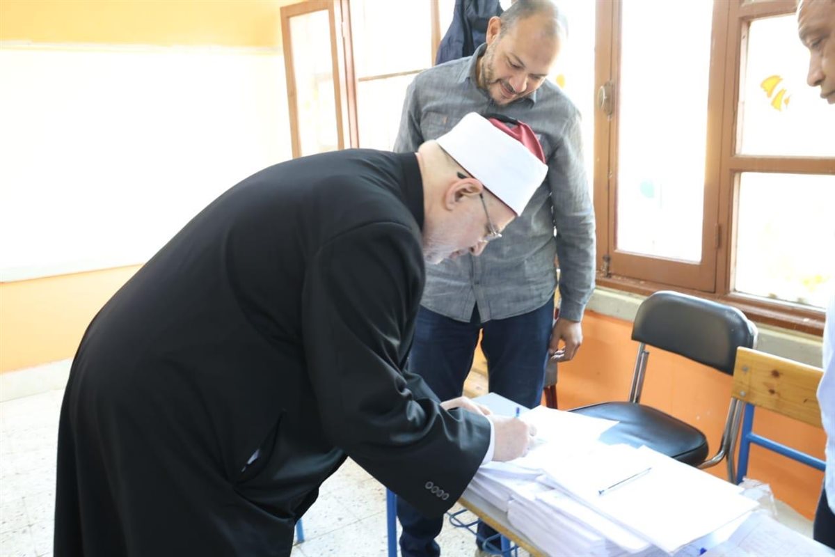 وكيل الأزهر يدلي بصوته في انتخابات مجلس النواب لعام 2025